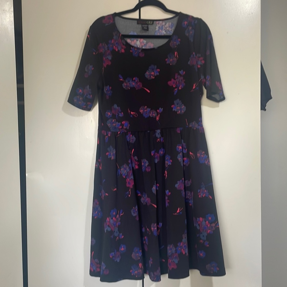 Beautiful comfortable w pockets black floral dress